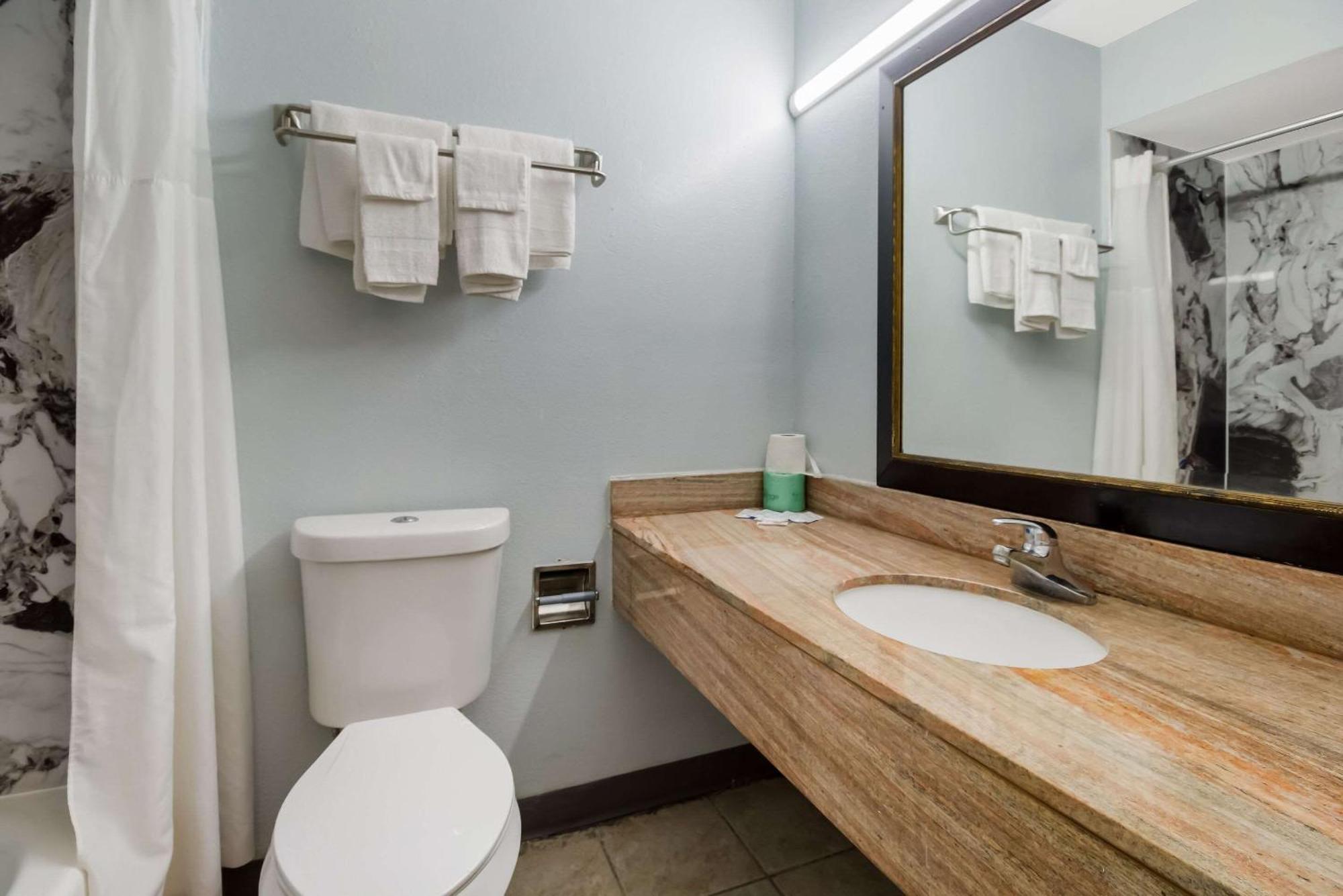 Rodeway Inn Conference Center Beaumont Bagian luar foto